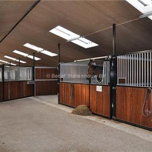 draaibare voorwand paardenstal